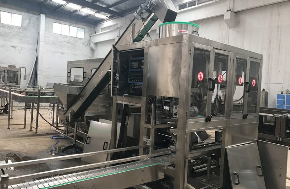 water filling machine آلة ملء 5 جالون